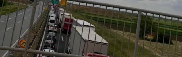 SUDAR NA AUTO-PUTU, VIŠE LJUDI POVREĐENO! Potpuni kolaps kod Kovilja, nepregledne kolone vozila se ne mrdaju (FOTO)