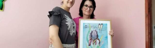 Gimnazijalka oslikava murale kako bi ulepšala Dečje odeljenje Doma zdravlja Vlasotince