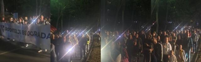 Protest roditelja u Mirijevu, nepregledna kolona ljudi (VIDEO)