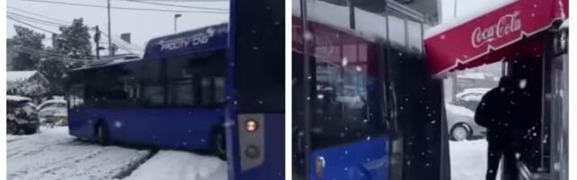 Gradski autobus u Borči proklizao s puta - zakačio kiosk (VIDEO)