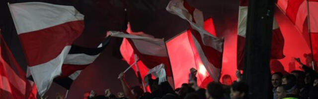 Jezive scene: Maskirani huligani usred dana zapalili automobil (VIDEO)