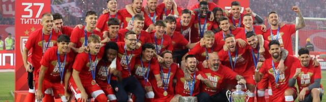 Crvena zvezda proslavlja titula šampiona Srbije: Četvorica podigla pehar (FOTO)