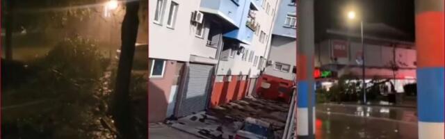 Oluja napravila haos u Smederevu: Krov se obrušio, vozila oštećena, ulice pod vodom (VIDEO)