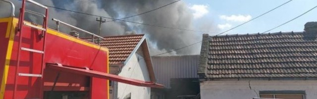 ZAPALIO SE MAGACIN PRIVATNE FIRME NA IBARSKOJ! Brzom intervencijom meštana i vatrogasaca sprečeno ŠIRENJE VATRENE STIHIJE