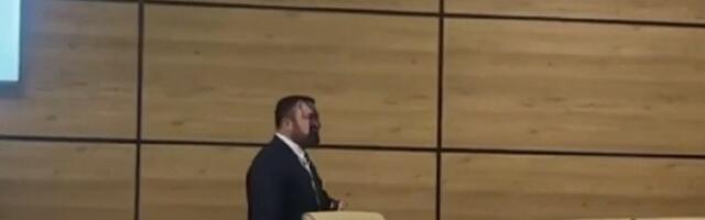 Predsednik izborne komisije poliven farbom (VIDEO)