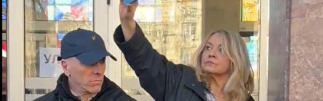 "Novinarku Informera ometali, gađali jajima i crvenom farbom" (VIDEO)