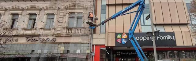 Oronula zgrada Robne kuće „Beograd“ se opasava zaštitnom metalnom mrežom