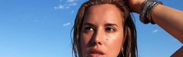 Poskakuje na spravi: Nives Celzijus podivljala na klackalici, grudi samo đipaju (VIDEO)