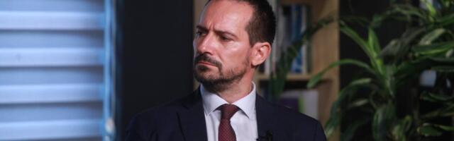 Vi ste nenadležna institucija: Blokader Tanasije Marinković brutalno isporzivao plenumaše (VIDEO)