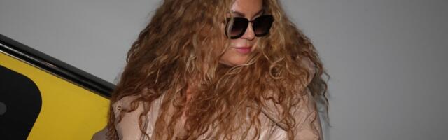 Indira pokazala koliki je čovek: Evo šta je poklonila na aerodromu