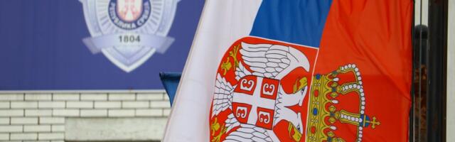 Policija u Prokuplju zaustavila "mercedes" sa ručno pravljenom tablicom: Ovo kazna preti vozaču