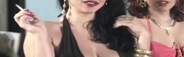 "JAKO ME JE PALILO KAD SE SPUSTI IZMEĐU...": Našu folkerku orošavao POZNATI POLITIČAR! ŠTA JOJ JE SVE RADIO!