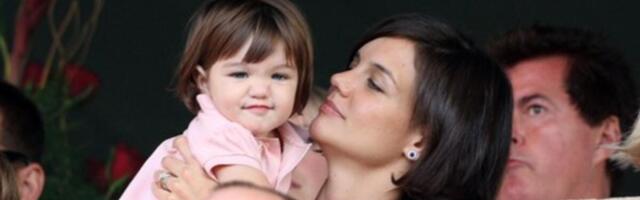 ODBACIO JU JE I NIJE VIDEO PREKO 10 GODINA Ćerka Toma Kruza se ODREKLA PREZIMENA i ŽIVI SKROMNO: Svi kažu da je...