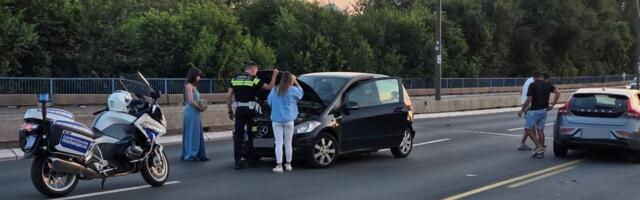 Kolaps na Brankovom mostu: Vozila se izokretala, policija hitno stigla na lice mesta