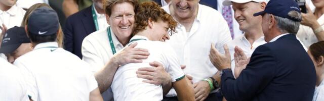 "Bilo bi bolje da igram tenis!" Siner u neobičnom izdanju posle osvajanja Vimbldona, otkrio zanimljiv detalj: Četiri puta sam padao