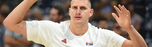 NAGETSI SLIKOM RASPAMETILI SRBIJU! Jokić u porti našeg čuvenog manastira, a retko ko je PRIMETIO dobro znanog Srbina! /FOTO/