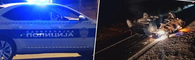 Jeziv udes kod Novog Pazara! Automobil se nasred puta prevrnuo na krov (FOTO)