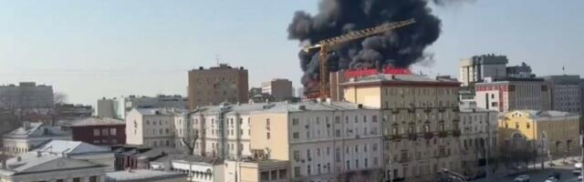 POŽAR U CENTRU MOSKVE: Vatra zahvatila stambeni kompleks, gust crni dim nadvio se nad prestonicom (VIDEO)