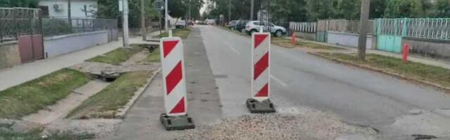 Čitaoci javljaju: U Stražilovskoj ulici mesecima stoje znakovi na putu