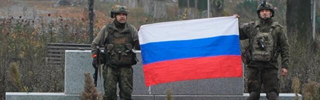 (VIDEO) Počela masovna predaja Ukrajinaca! Bacaju oružje i kreću ka ruskim snagama, potpuno su opkoljeni