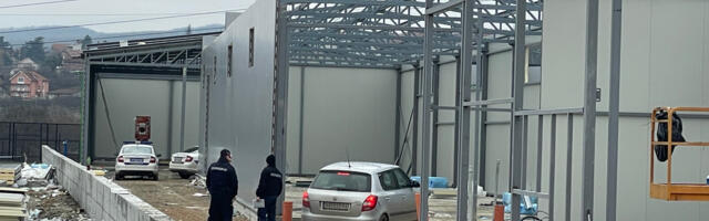 Panel zakačio dalekovod, radnike udarila struja: Telegraf u Leštanima, gde je čovek poginuo na gradilištu