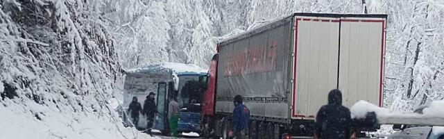 SUDAR AUTOBUSA I KAMIONA NA KADINJAČI: Saobraćaj u prekidu, kolaps na putu