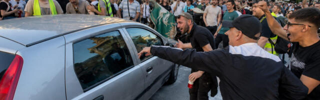 Инцидент код СКЦ-а: учесници протеста демолирали аутомобил суграђанке