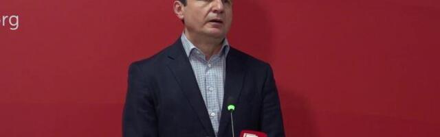 "IMAO SAM JOŠ JEDNU STRANICU, NE ZNAM GDE MI JE..." Kurti se zbunio tokom govora, nije mogao da pronađe stranicu s predizbornim obećanjima?!