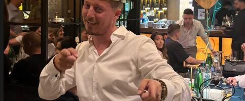 DINČA UŠAO U PETU DECENIJU KAO KRALJ! Zlatna kruna na glavi, ludilo do zore, a Sloba i Jelena najveseliji (FOTO).