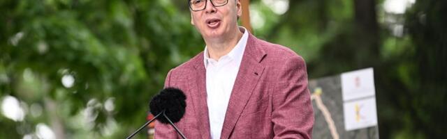 Vučić pokazao prvi glasački listić (VIDEO)
