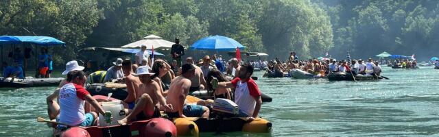 DRINA NIKAD PUNIJA! Hiljade ljudi na čamcima i splavovima zaplovilo najlepšim delom reke, spektakl kod Ljubovije oduševio sve (FOTO)
