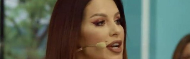 MUŠKARCI PRIPREMITE SE - SEKA ALEKSIĆ U EMISIJI BEZ BRUSHALTERA SA DEKOLTEOM DO PUPKA! Pamela može u penziju nakon ovih vrelih kadrova! /FOTO/