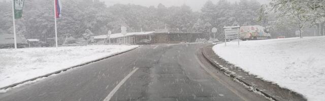 FOTO, VIDEO Aprilski sneg na Fruškoj gori, kolovozi vlažni: Vozači, oprezno za volanom