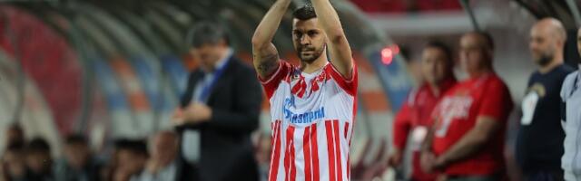 Ovacije kapitenu: Dirljiv oproštaj Dragovića od Zvezde (FOTO)