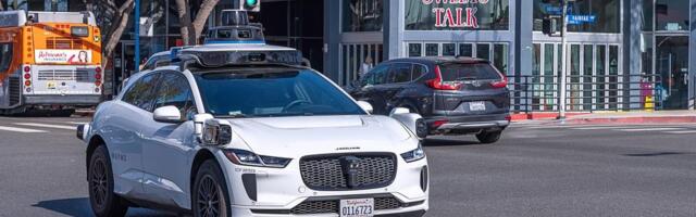 ROBOTAKSI SE NAŠAO U NEBRANOM GROŽĐU! Promašio rutu, pa svoje putnike sproveo USRED ORUŽANE policijske opsade: "Robokap kakvog zaslužujemo!" (VIDEO)