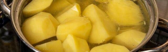 Kakva fora! Krompir ćete skuvati duplo brže i biće 10 puta ukusniji zahvaljujući ovom triku
