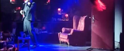 SAMO SAT VREMENA PRE OTMICE UVESELJAVAO PUBLIKU: Isplivali snimci: Daniel pevao u elitnom restoranu, pre nego što je kidnapovan (VIDEO)