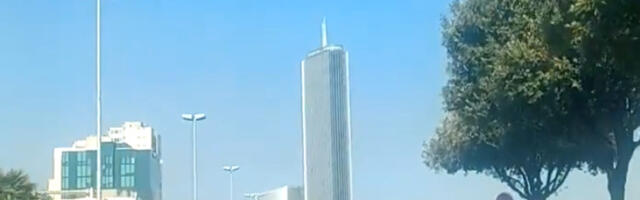 Luda scena u Splitu: Skočio sa padobranom sa najvišeg nebodera i sleteo na auto