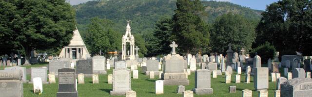 „Topalovići“ iz Ilinoisa: Vadili sanduke iz zemlje, pa ponovo prodavali grobna mesta