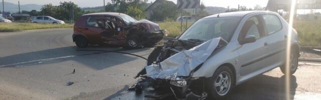 Udes dva automobila u Preljini, povredjena oba vozača