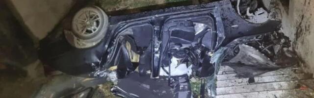 BMW-om sletele sa puta na stepenice: Iz uništenog vozila izvučene dve devojke