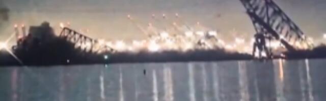 HOROR U AMERICI Srušio se veliki most nakon udara broda, pogledajte jezivi snimak (VIDEO)