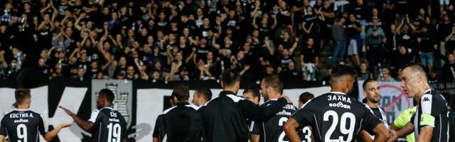 Fudbaleri Partizana prišli da pozdrave navijače, a onda im “grobari” poslali jasnu poruku pred derbi (VIDEO)