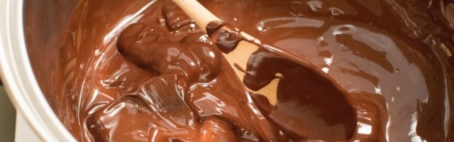 JEDNOSTAVAN I JEFTIN KOLAČ KOJI SE NE PEČE! Napravite čokoladne kocke od samo DVA SASTOJKA!