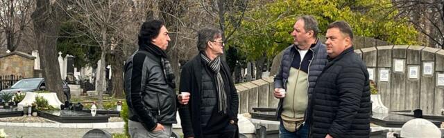 Muž poznate glumice na pomenu Džeju: Ugledni biznismen sa dvojicom pevača stigao na groblje