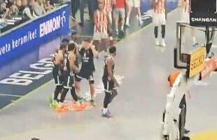 DETALJ SA DERBIJA KOJI JE MNOGIMA PROMAKAO! Meč se lomi, a Vanja Marinković UTRČAVA U TEREN! Potez posle poslednjeg tajm-auta Zvezde koji se prepričava (VIDEO)