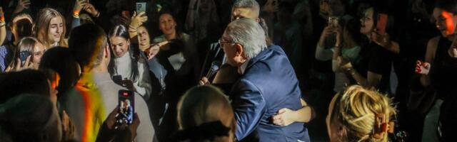 Emocije, suze i smeh uz najveće hitove: Željko Samardžić održao koncert u Sava Centru i ušao u publiku