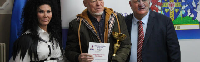 Glavni i odgovorni urednik Nove Naše reči Nikola Milićević dobio priznanje za dugogodišnje takmičenje, i osvajanje medalja, u streljaštvu