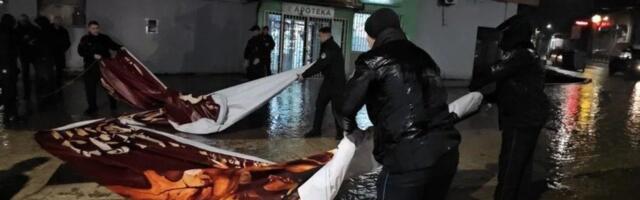 Kurtijevcima smetaju pravoslavni natpisi na svetoj srpskoj zemlji: Jake snage policije uklonile transparent na kome piše "Hristos se rodi"