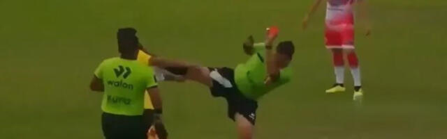 Šta bi ovo? Sudija u stilu kik-boksera nokautirao fudbalera na utakmici, svi ostali zapanjeni (VIDEO)